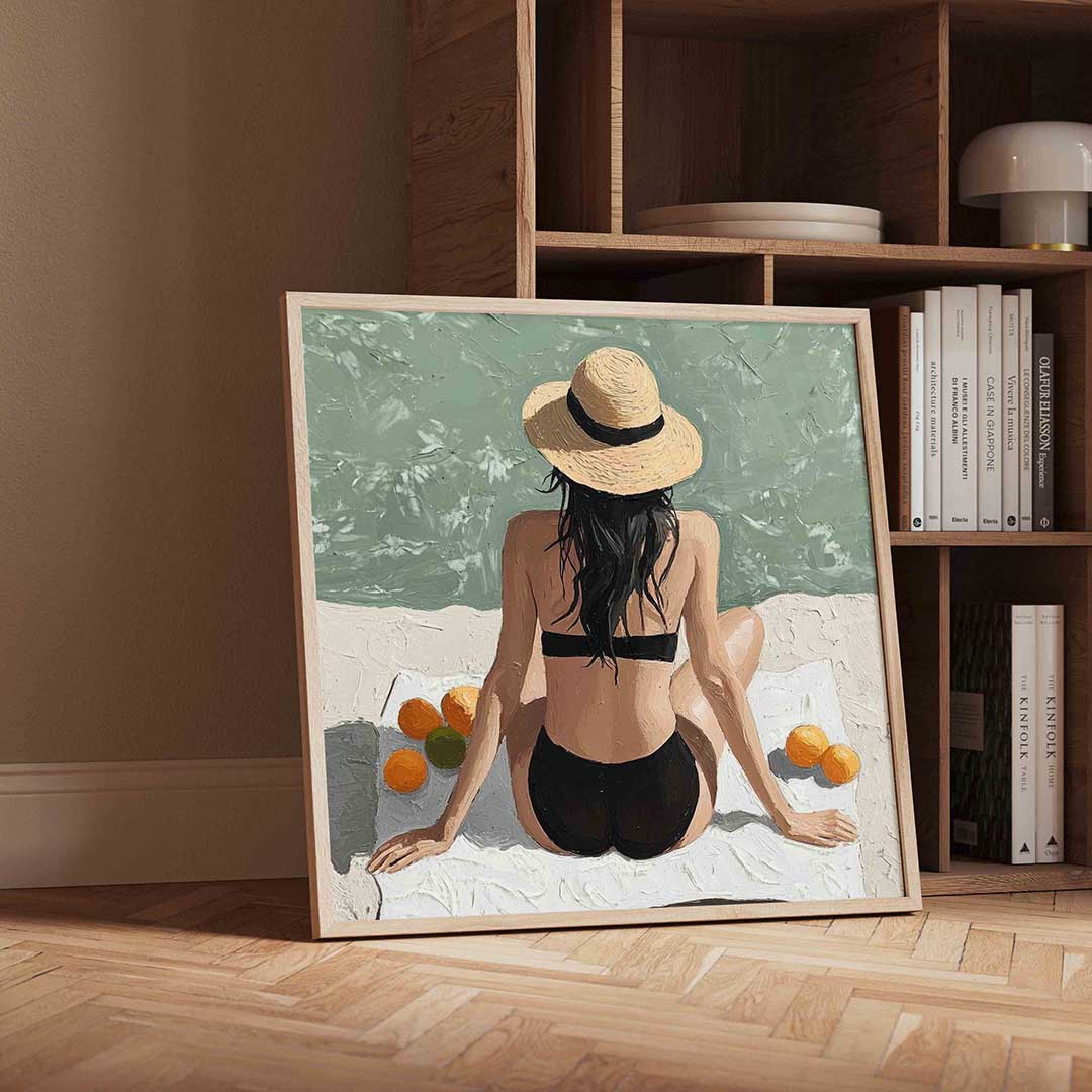 Vrouw op strand met hoed Poster