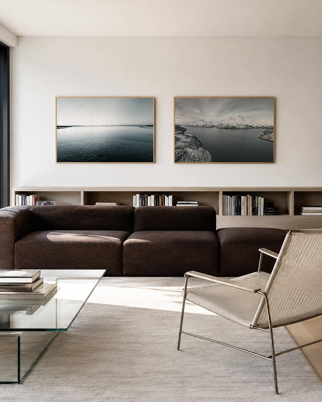 Interieur met liggend fotografisch tweeluik stilte tussen water en sneeuw – Gerald Emming