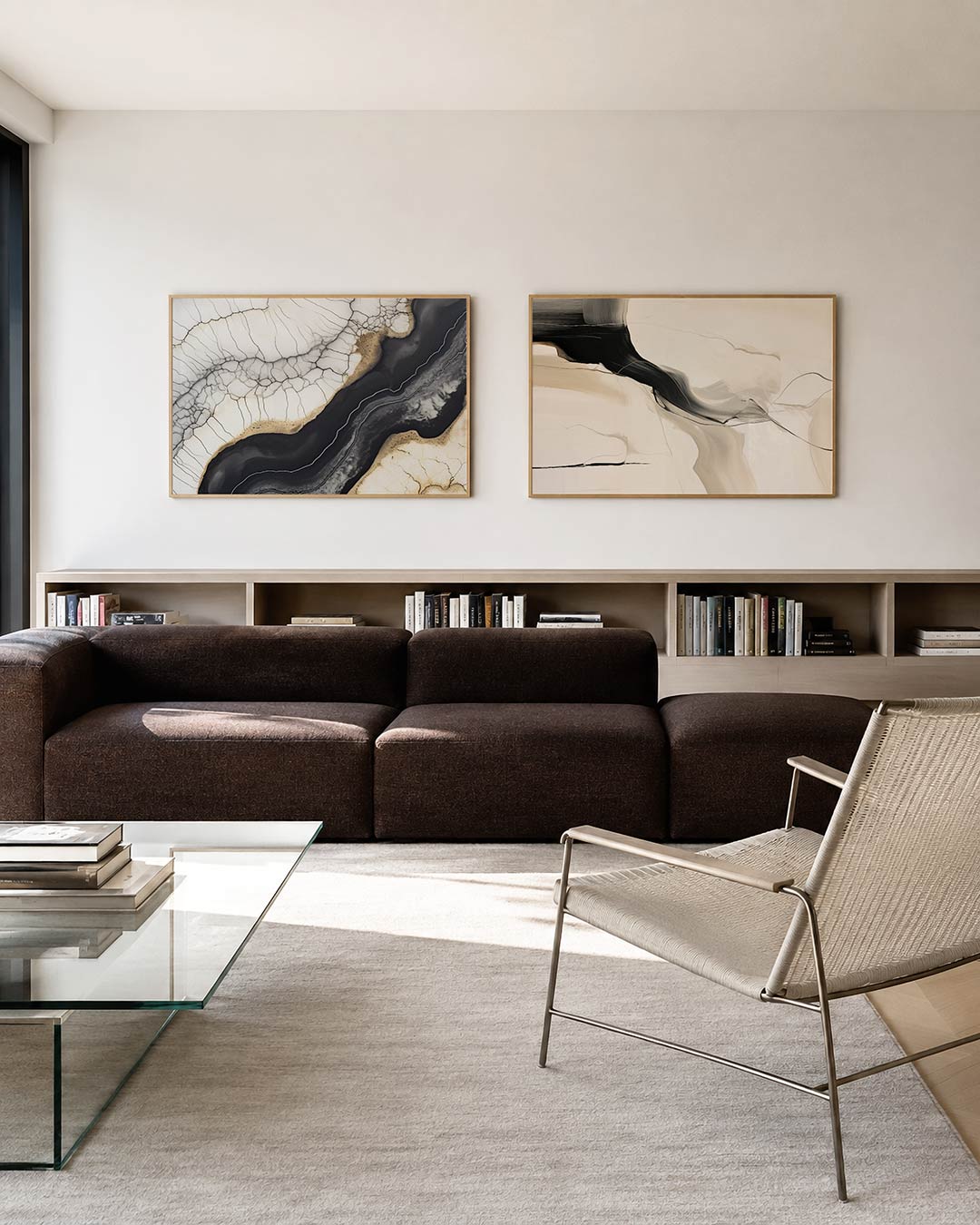 Twee liggende posters met vloeiende lijnen en aardetinten, aan de muur in een interieur