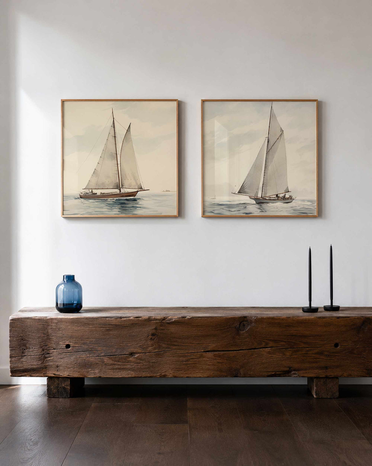 Interieurpresentatie van een tweedelige vierkante posterset met zeilboten op zee