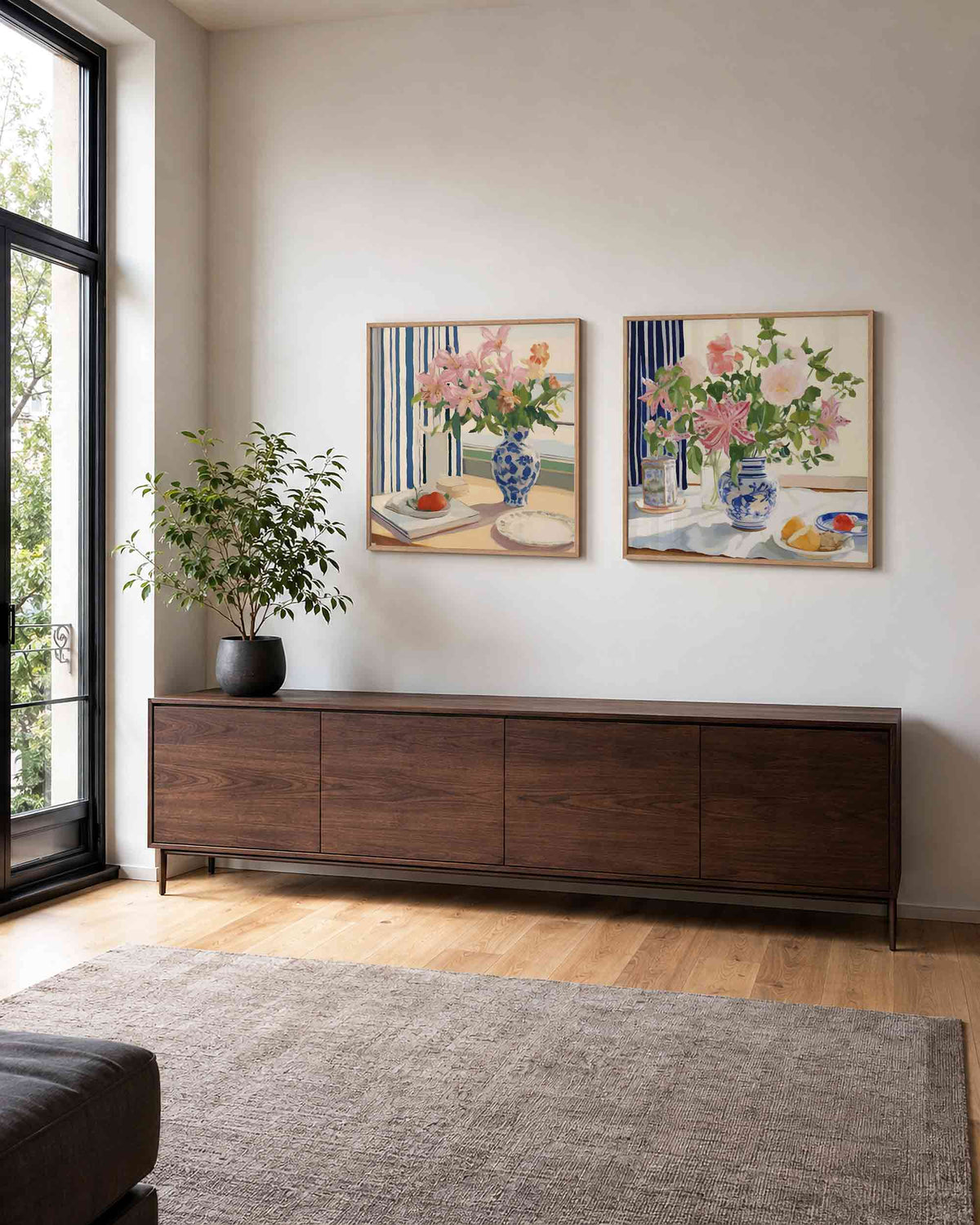 Interieurpresentatie van een tweedelige vierkante posterset met bloemen in blauwe vazen