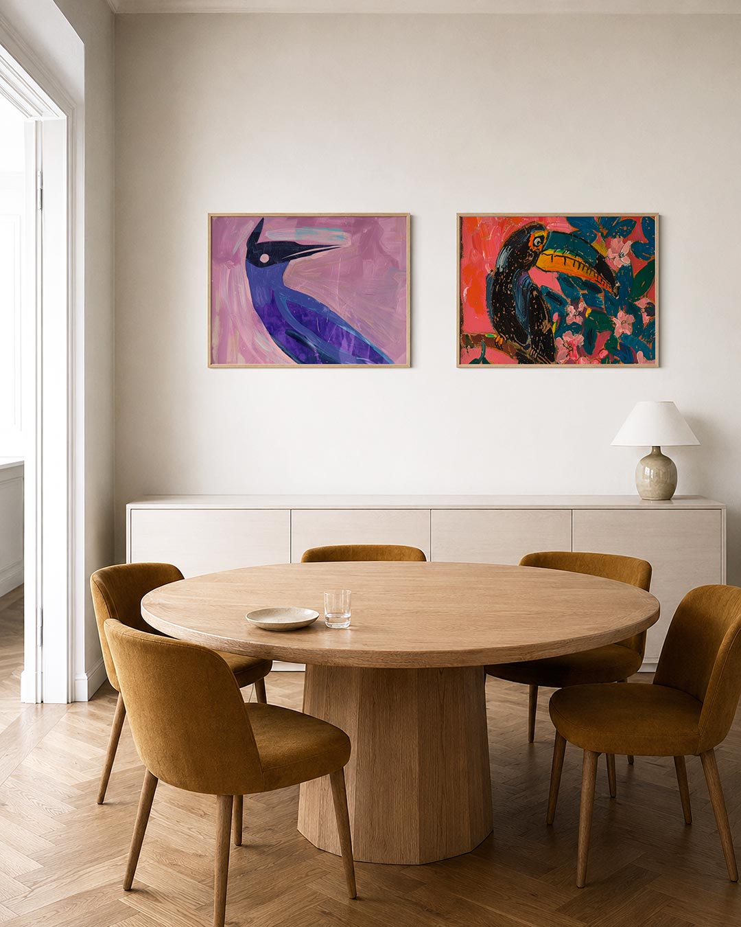Tweedelige posterset met een speelse vogelvorm in blauw en paars tegen een roze achtergrond, getoond in een interieur