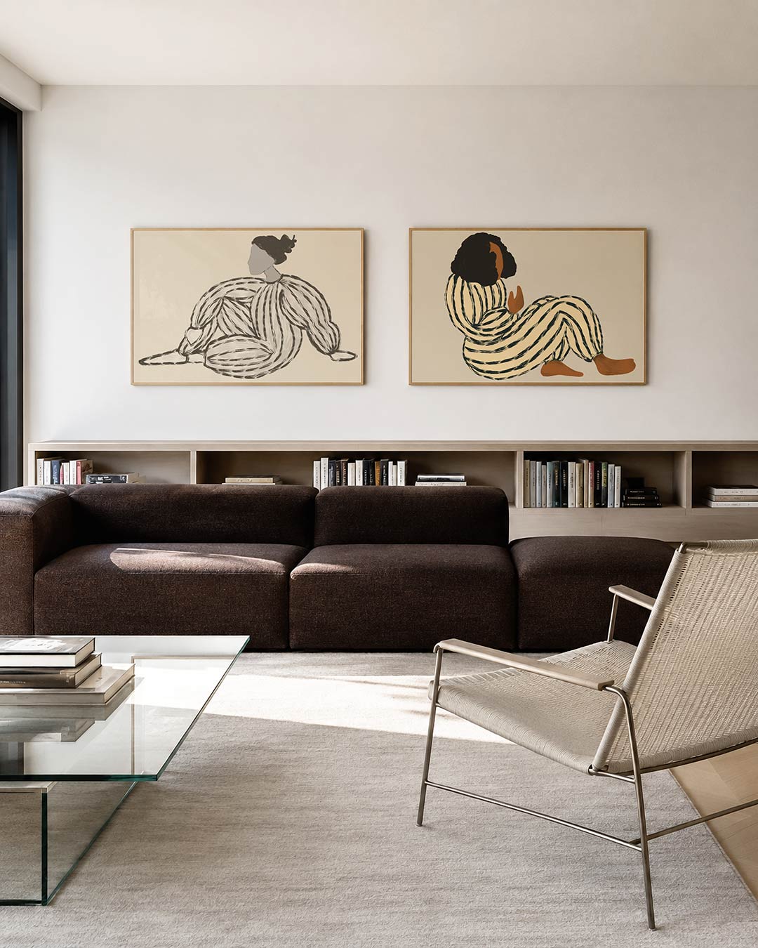 Twee liggende posters met een figuur met vloeiende lijnen en zachte kleuren, aan de muur in een interieur