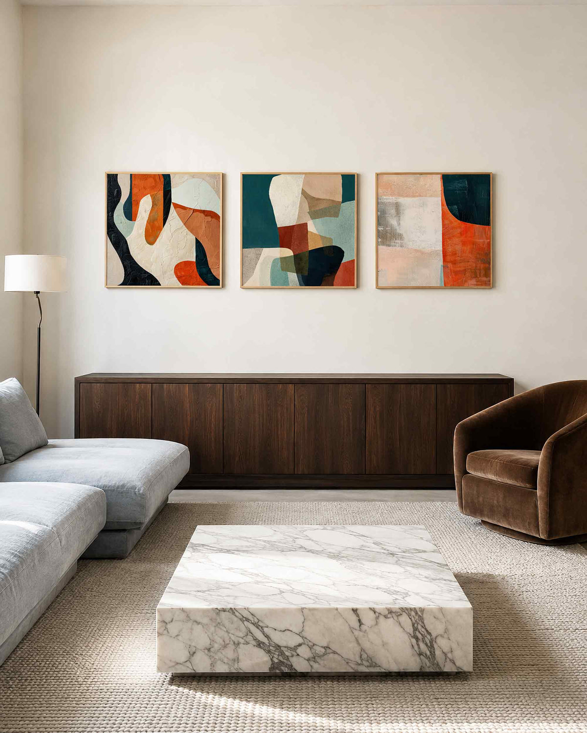 Interieurpresentatie van een driedelige vierkante posterset met abstracte vormen