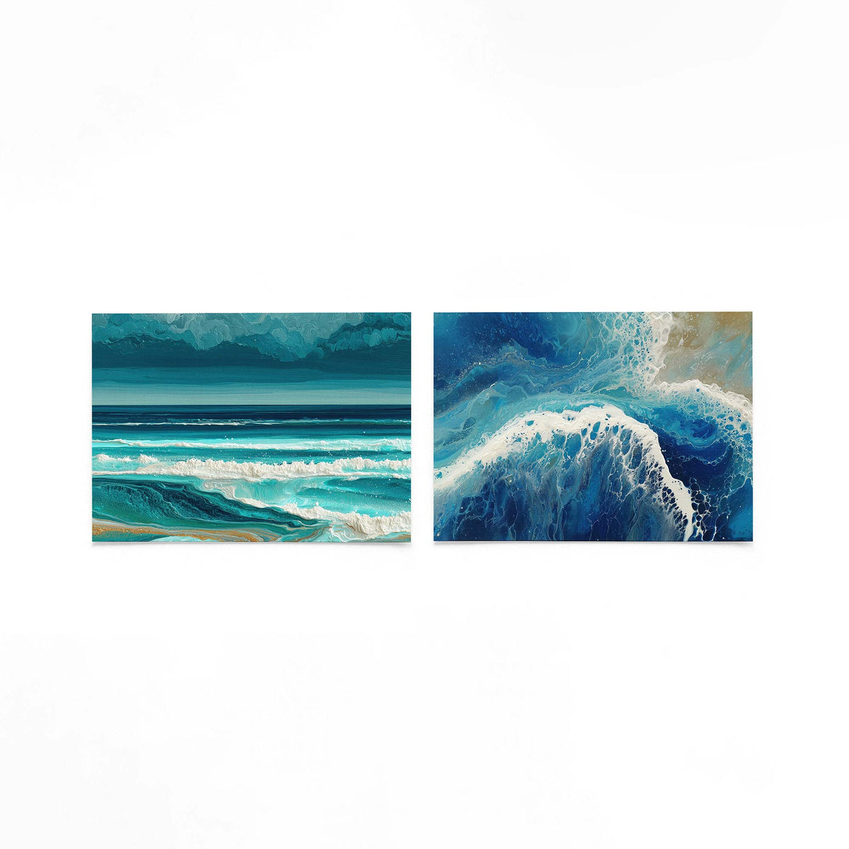 Twee liggende posters met golven in blauw en wit met een donkere lucht erboven op een gebroken witte achtergrond