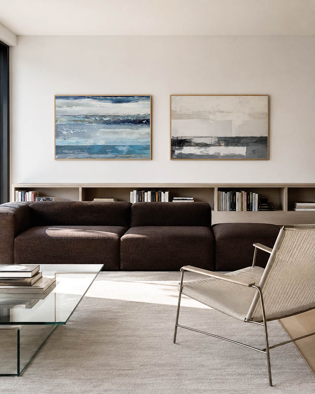 Twee liggende posters met een spel van blauwe en witte tinten, aan de muur in een interieur