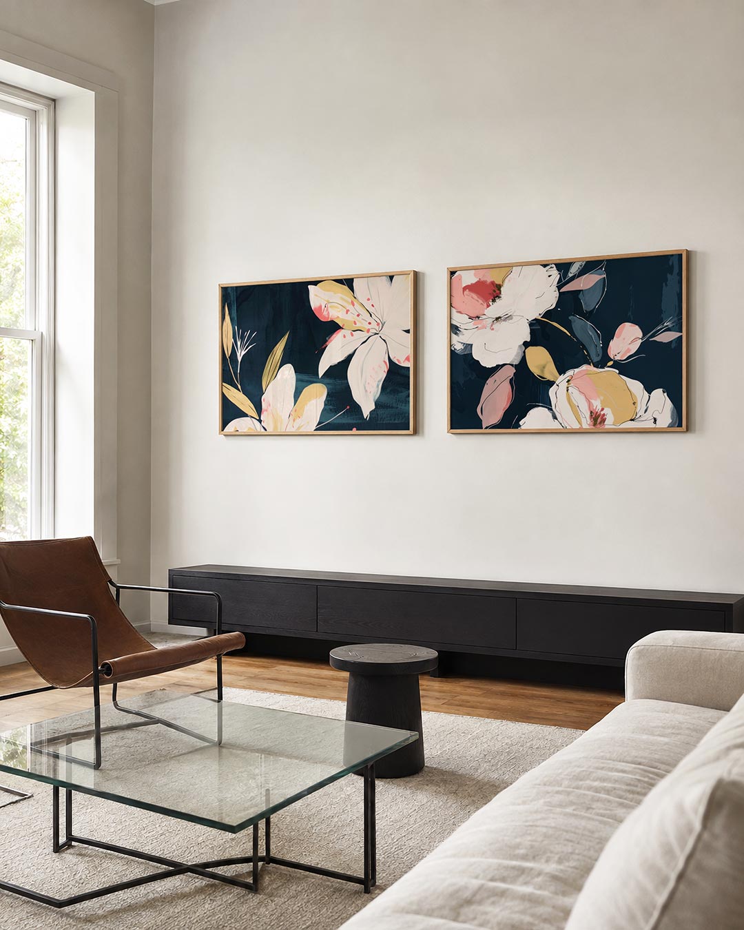 Twee liggende posters met delicate witte bloemen met roze accenten en gele bladeren, aan de muur in een interieur