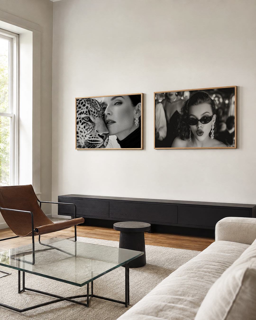 Tweedelige posterset met een close-up van een vrouw en een luipaard, getoond in een interieur