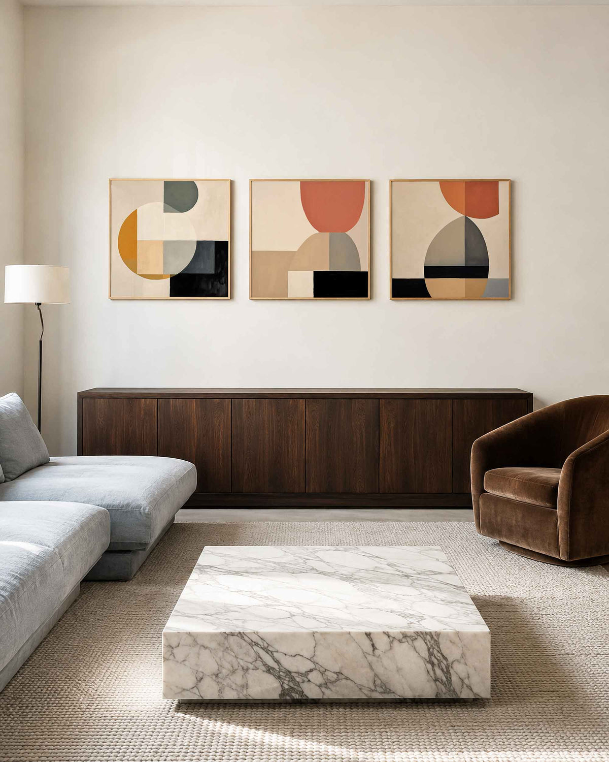 Interieurpresentatie van een driedelige vierkante posterset met abstracte vormen