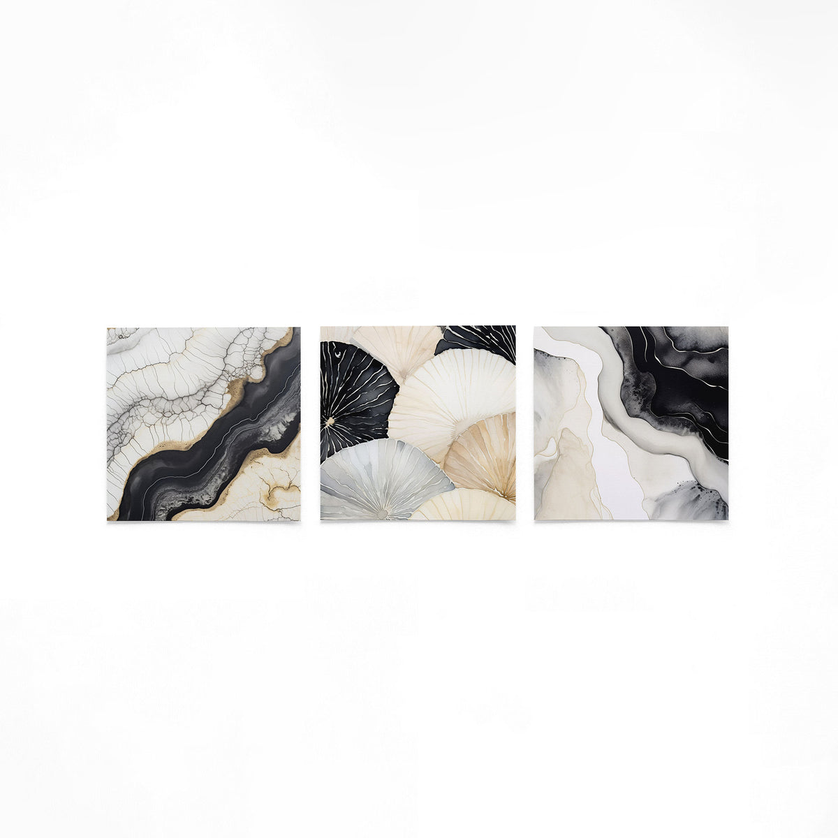 Drie vierkante posters met zwart beige abstract op een gebroken witte achtergrond