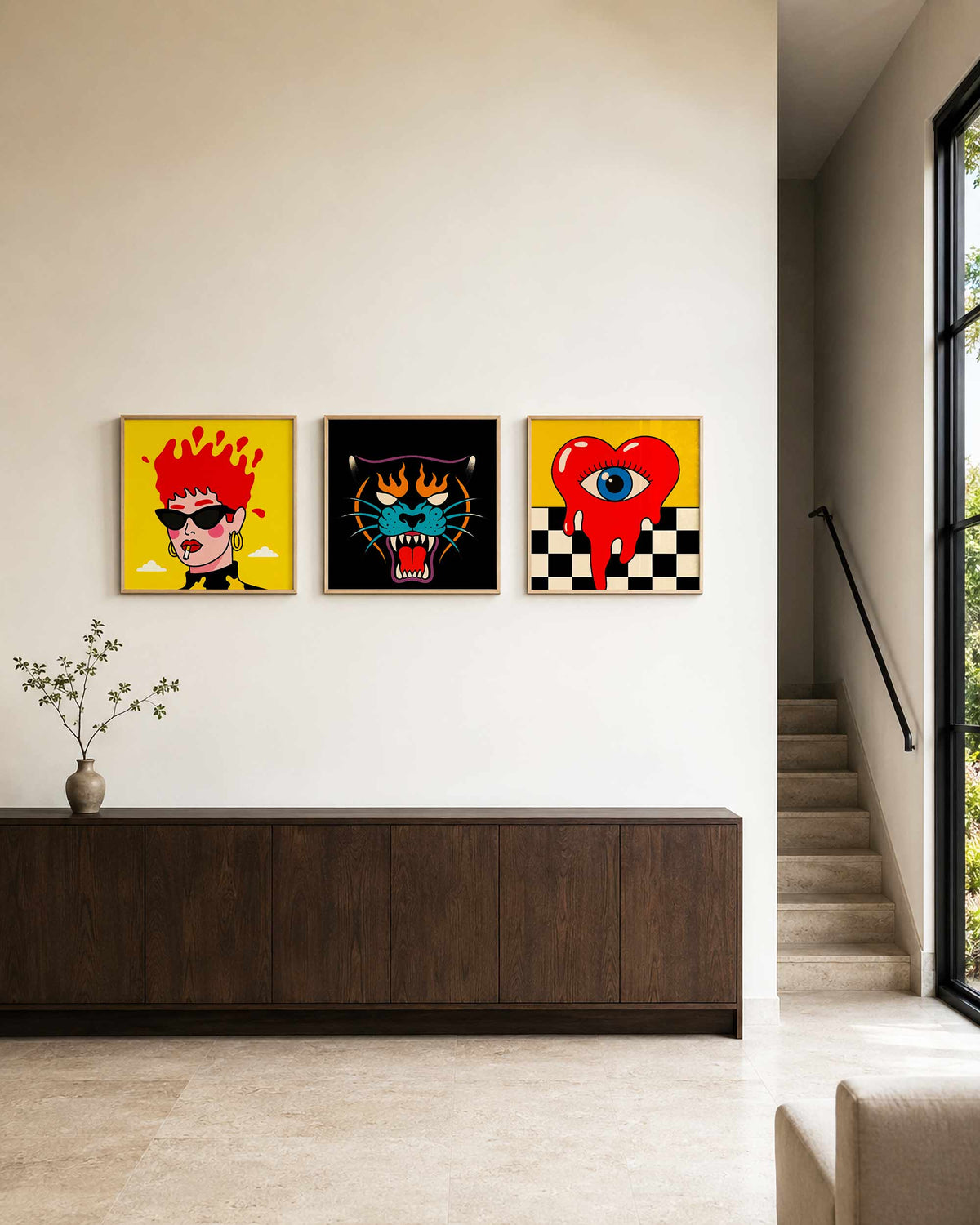 Interieurpresentatie van een driedelige vierkante posterset met popart gezichten