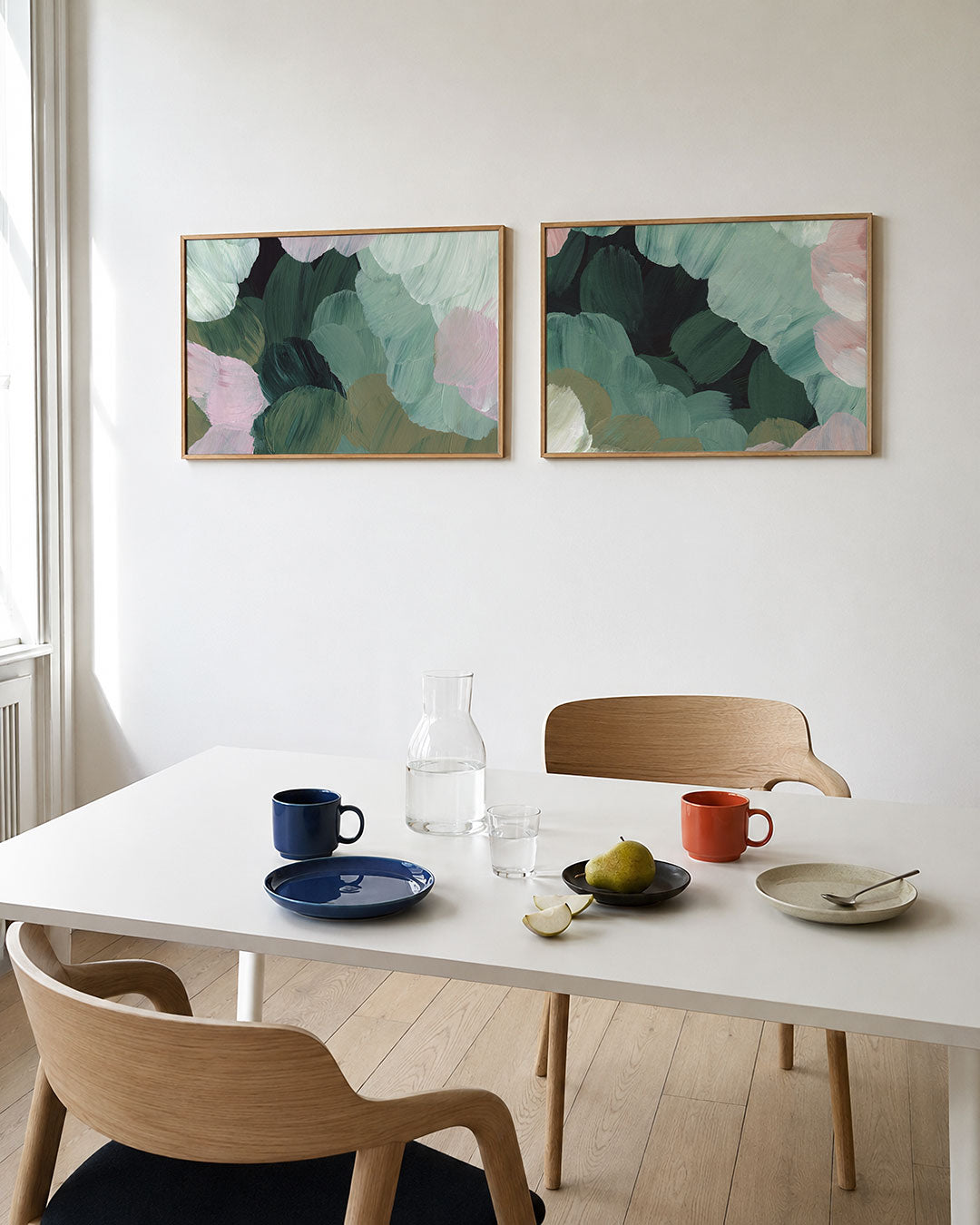 Tweedelige posterset met deze tweedelige posterset heeft zachte penseelstreken in groen, getoond in een interieur