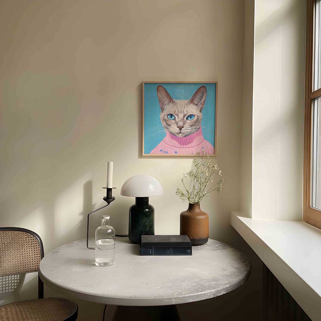 Kat met roze trui Poster