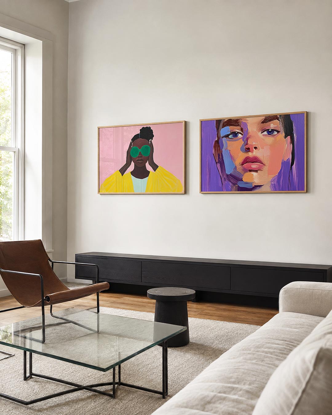 Interieurpresentatie van twee posters met een vrouw met grote groene bril en gele jas tegen een roze achtergrond