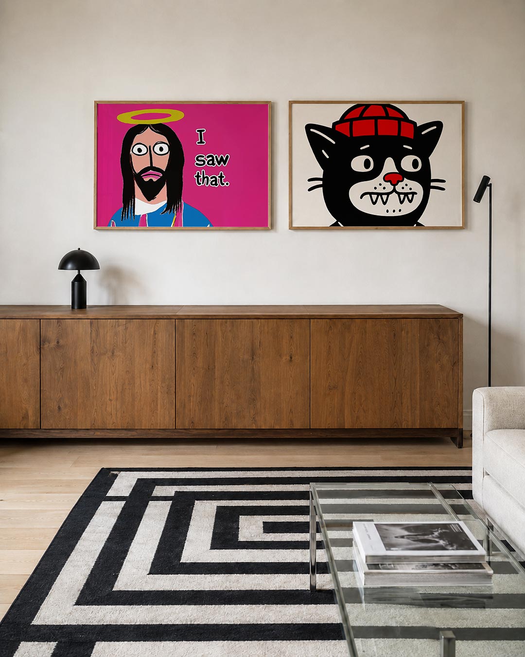 Tweedelige posterset met een gestileerd gezicht op een roze achtergrond, met een gele halo, getoond in een interieur