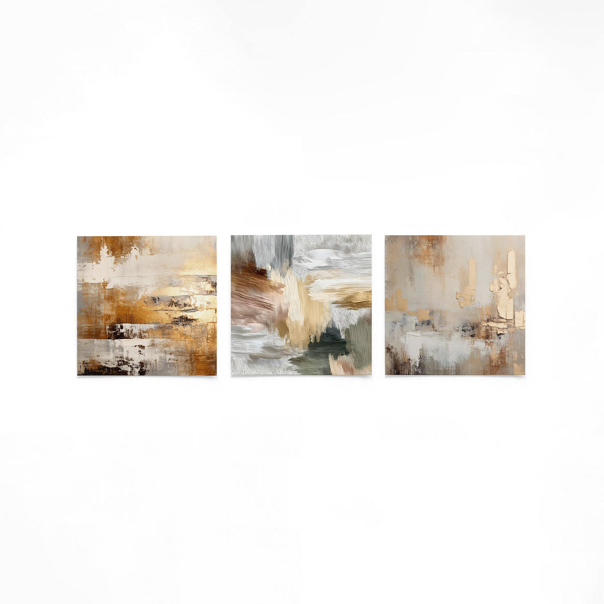 Drie vierkante posters met abstracte aardetinten op een gebroken witte achtergrond