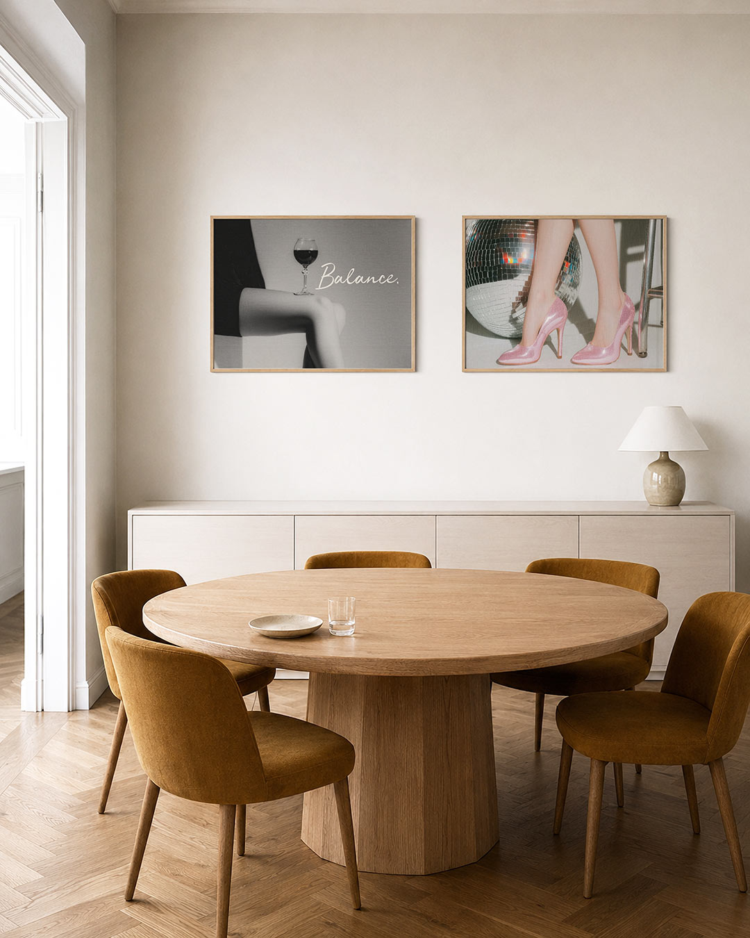 Tweedelige posterset met een glas wijn op een knie in zachte grijstinten, getoond in een interieur