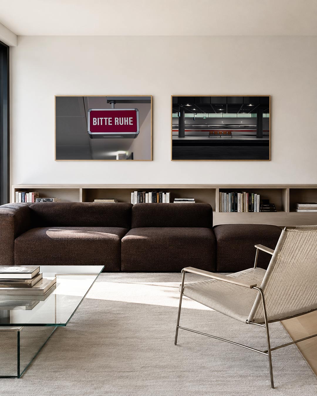 Interieur met liggend fotografisch tweeluik stilte op het perron – Gerald Emming