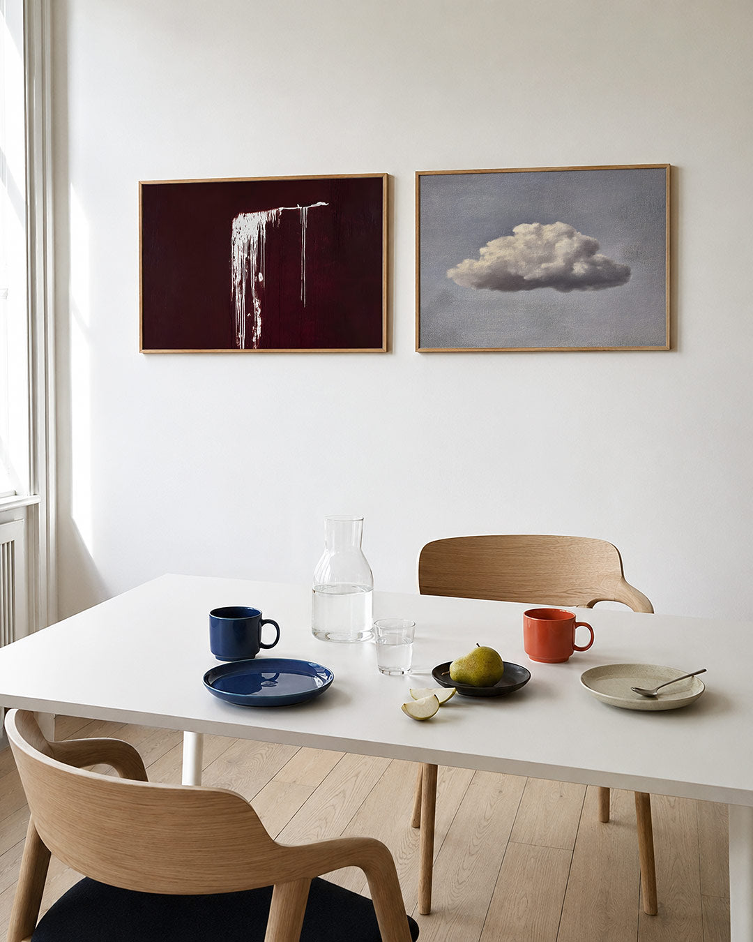 Twee liggende posters met een donkerrode achtergrond met witte verfstrepen, aan de muur in een interieur