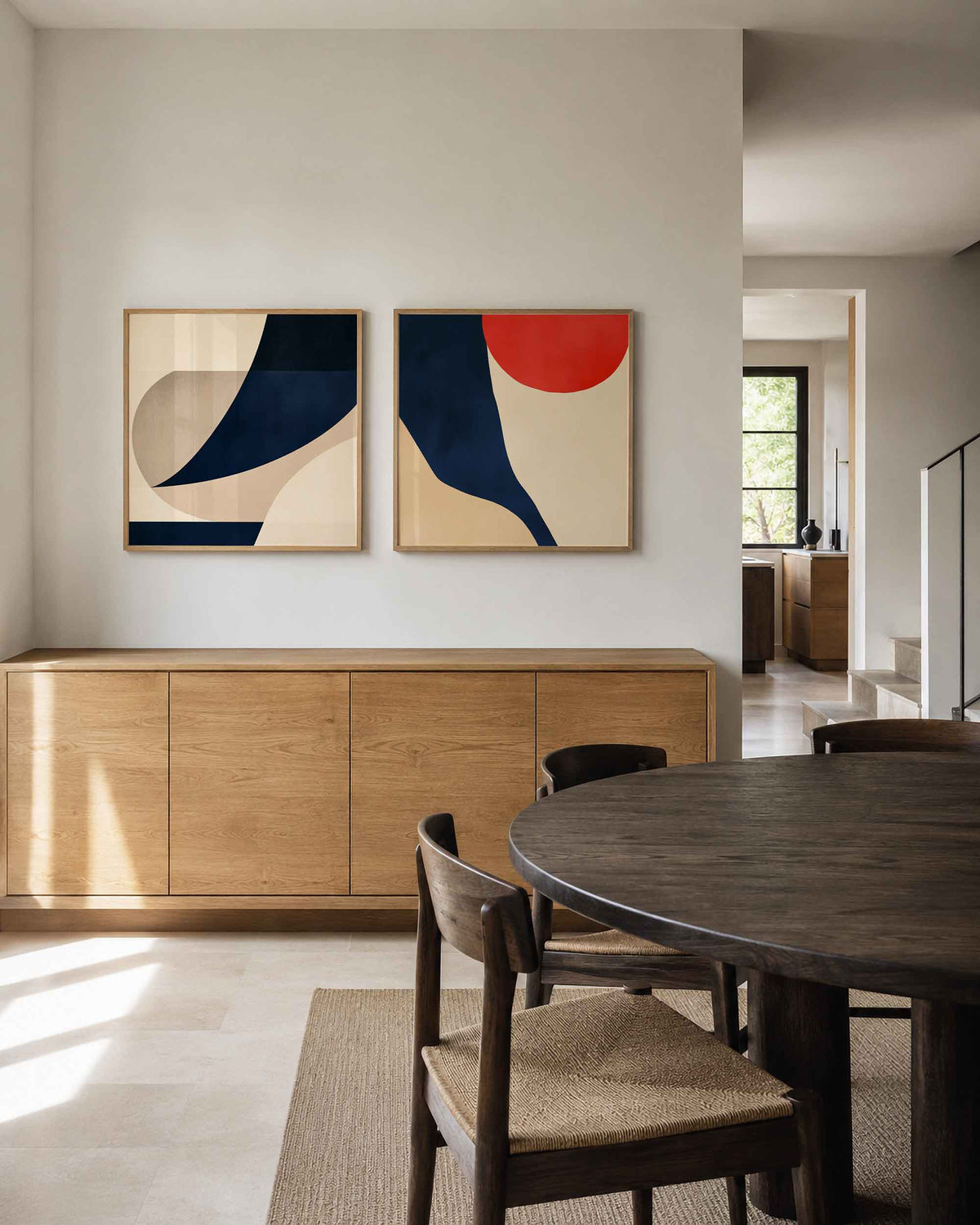 Interieurpresentatie van een tweedelige vierkante posterset met geometrische vormen