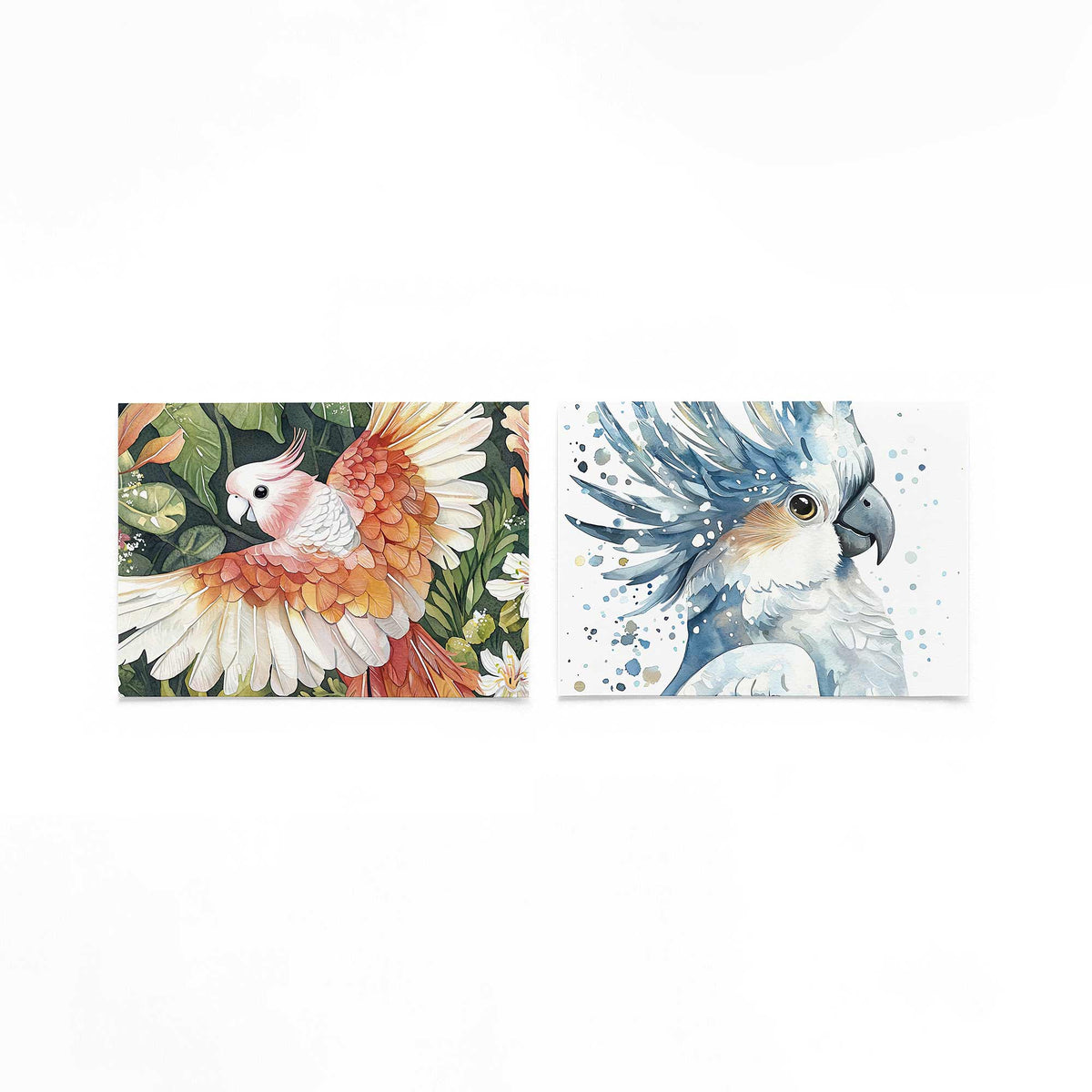 Twee liggende posters met een kleurrijke vogel met roze en oranje veren op een gebroken witte achtergrond