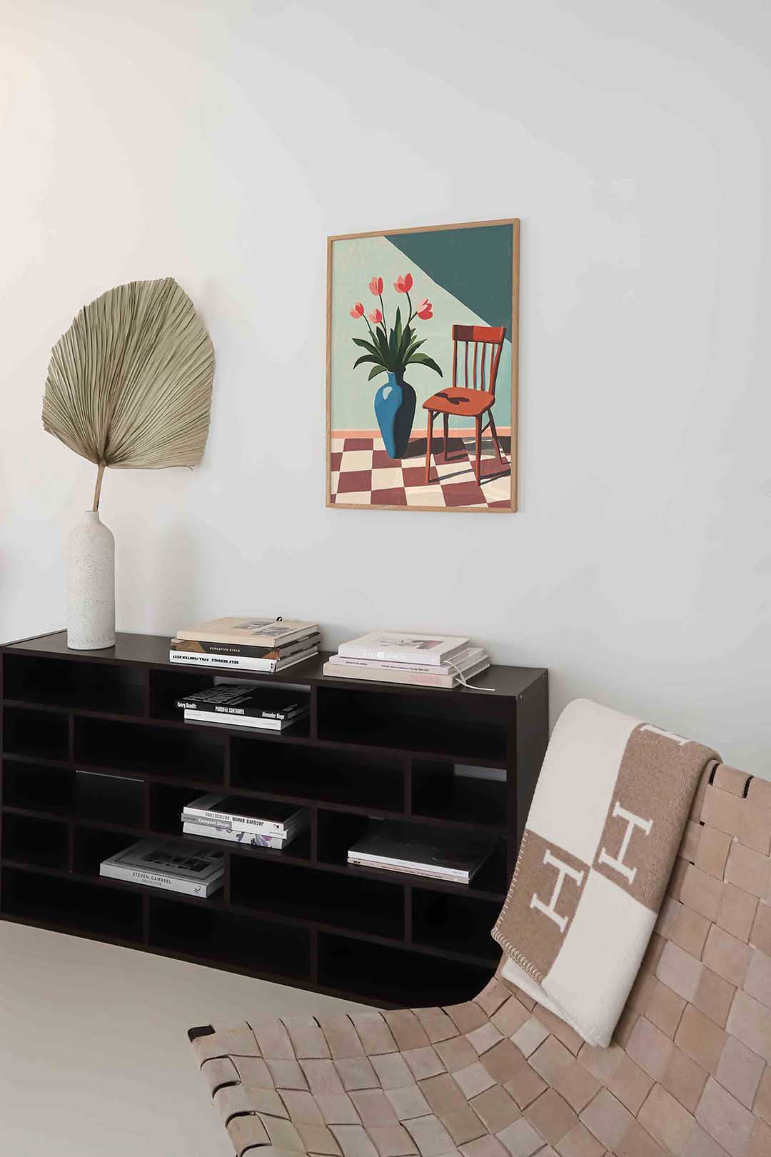Bloemen en stoel Poster