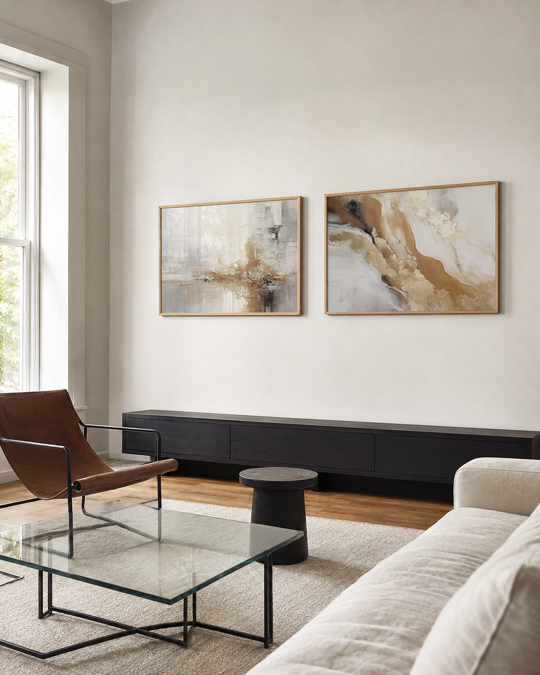 Twee liggende posters met een spel van zachte aardetinten en fijne texturen, aan de muur in een interieur