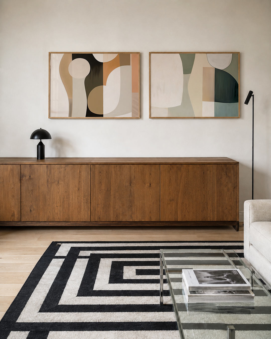 Twee liggende posters met vloeiende lijnen en zachte kleurvlakken in beige, bruin en zwart, aan de muur in een interieur