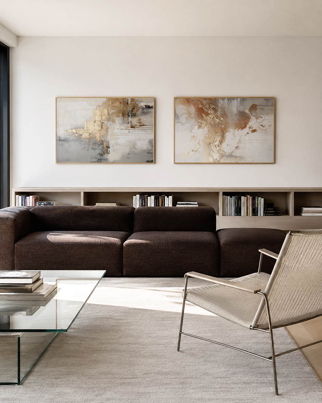 Tweedelige posterset met een spel van gouden en grijze kleurvlakken, getoond in een interieur