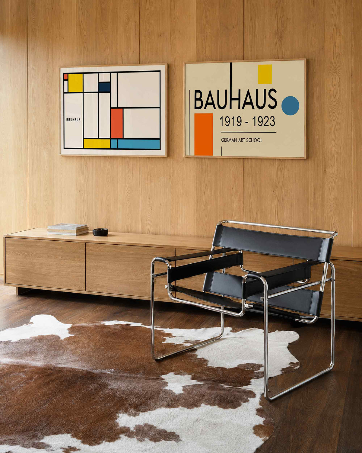 Interieurmockup van tweedelige landscape-posterset met kleurvlakken en bauhausletters