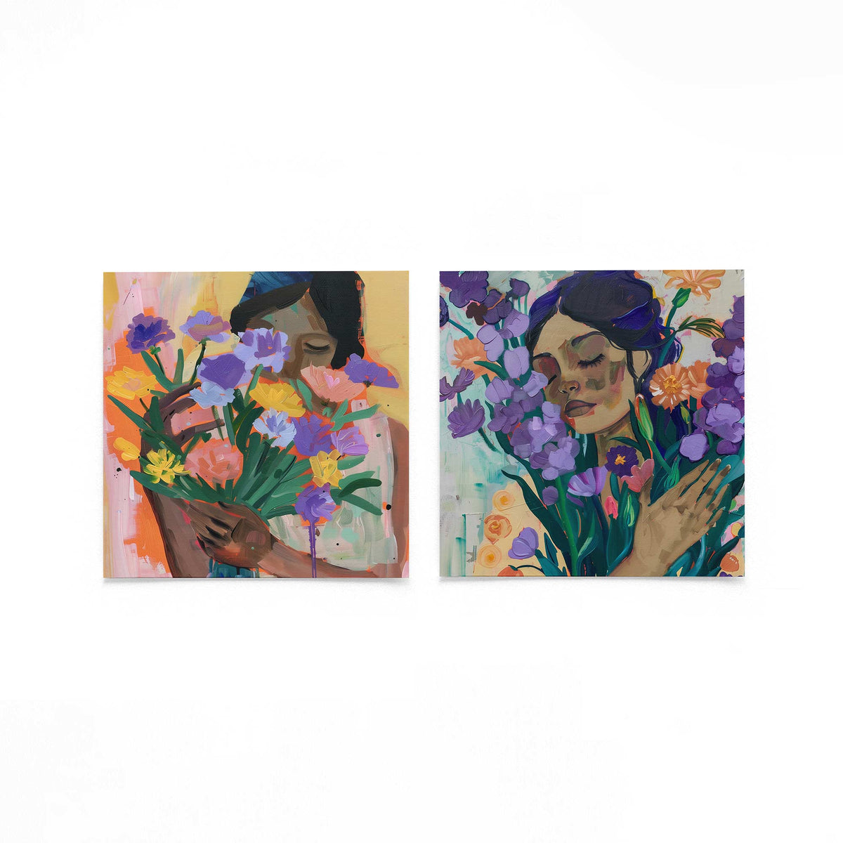 Twee vierkante posters met vrouwenportretten met bloemen op een gebroken witte achtergrond