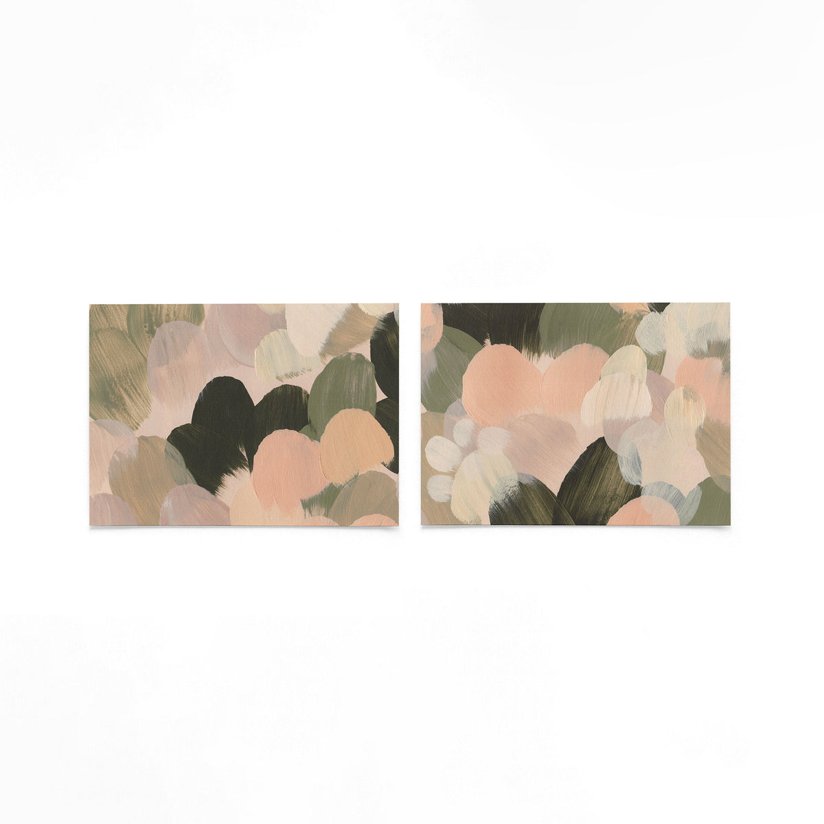 Twee liggende posters met ronde kleurvlakken in zachte tinten op een gebroken witte achtergrond