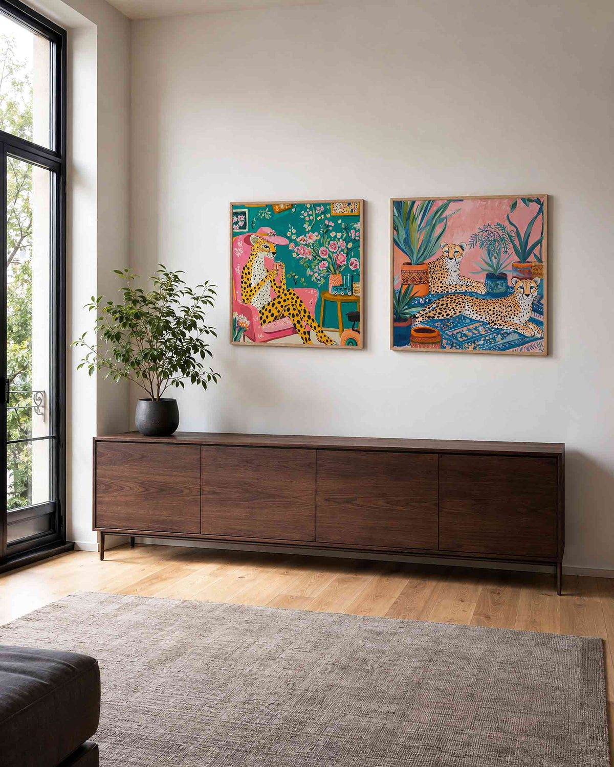 Interieurpresentatie van een tweedelige vierkante posterset met geparde en bloemen