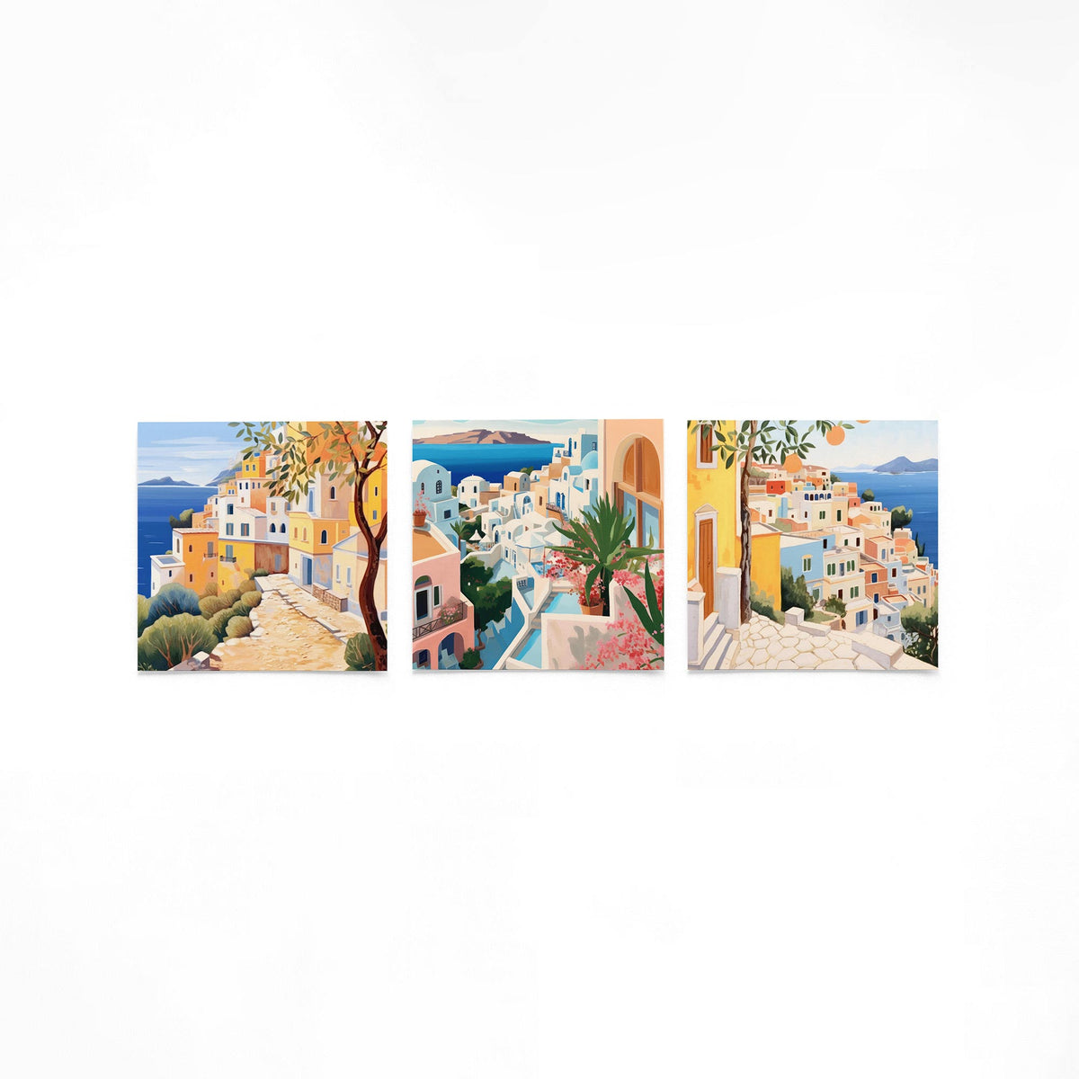 Drie vierkante posters met mediterrane kustdorpen op een gebroken witte achtergrond
