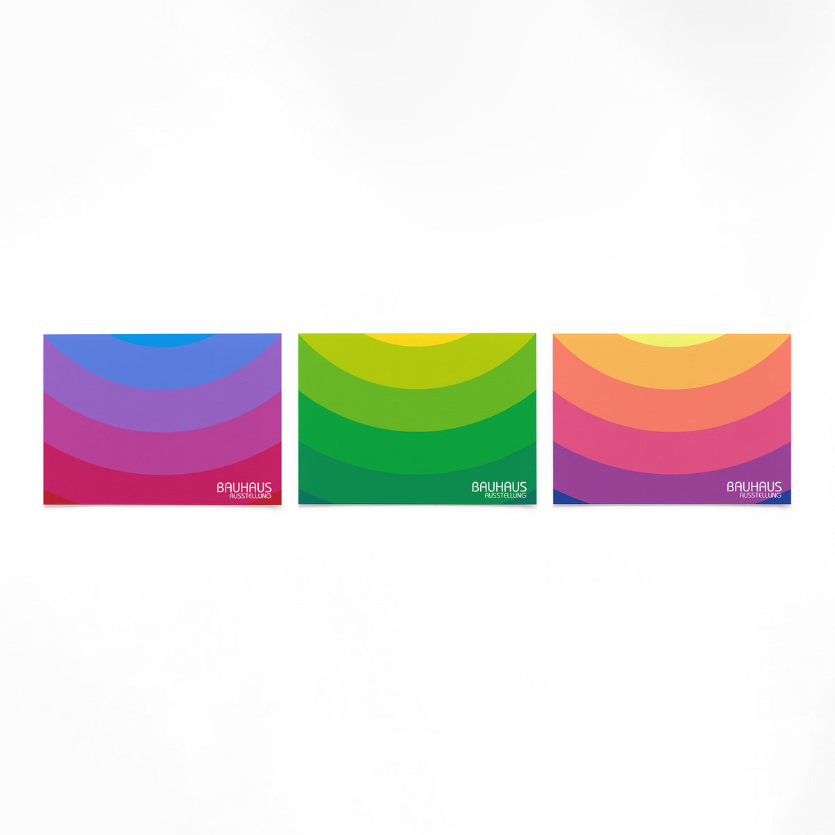 Drie landscape posters met kleurbogen in lagen als vrijstaande productfoto