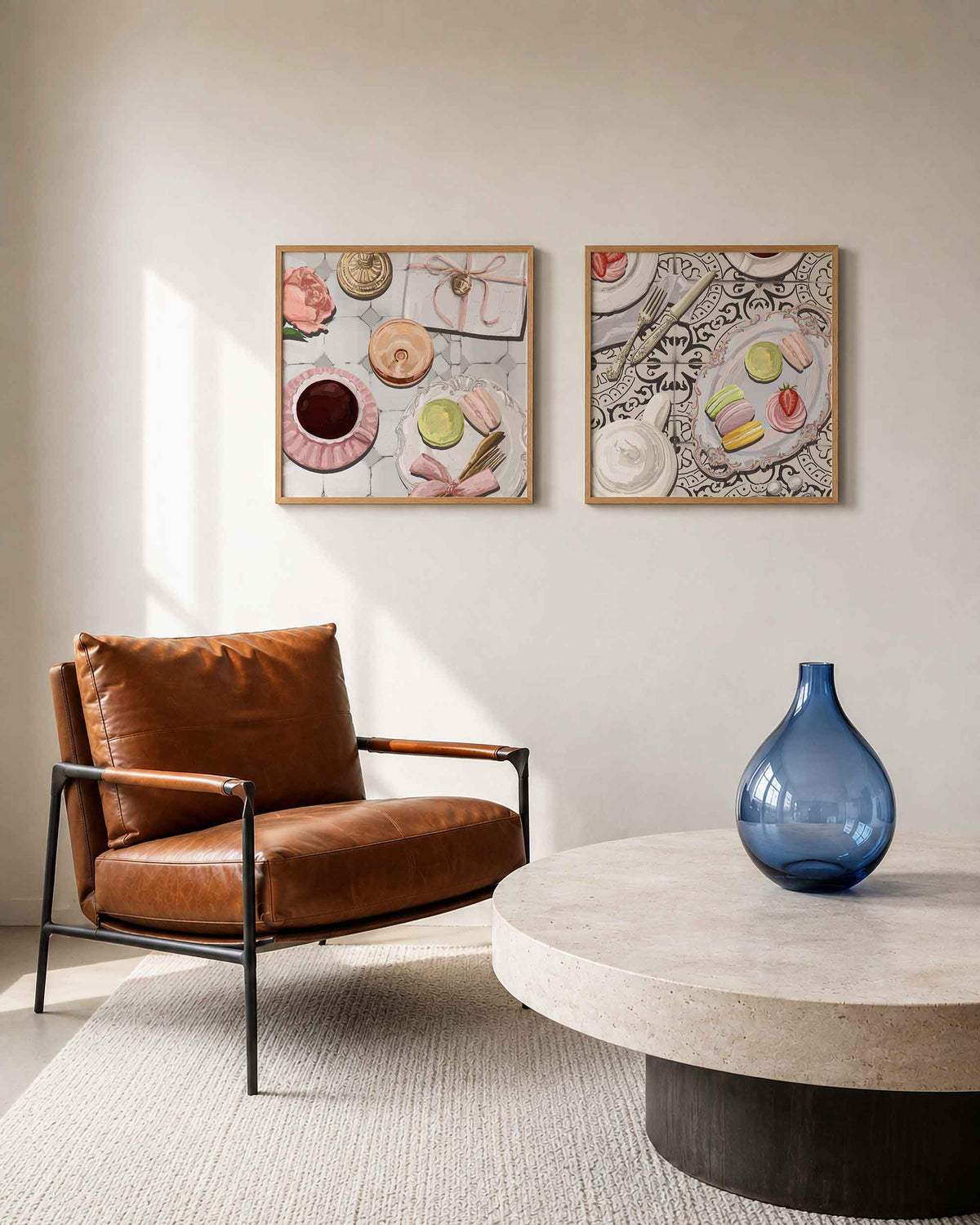 Interieurpresentatie van een tweedelige vierkante posterset met macarons en thee
