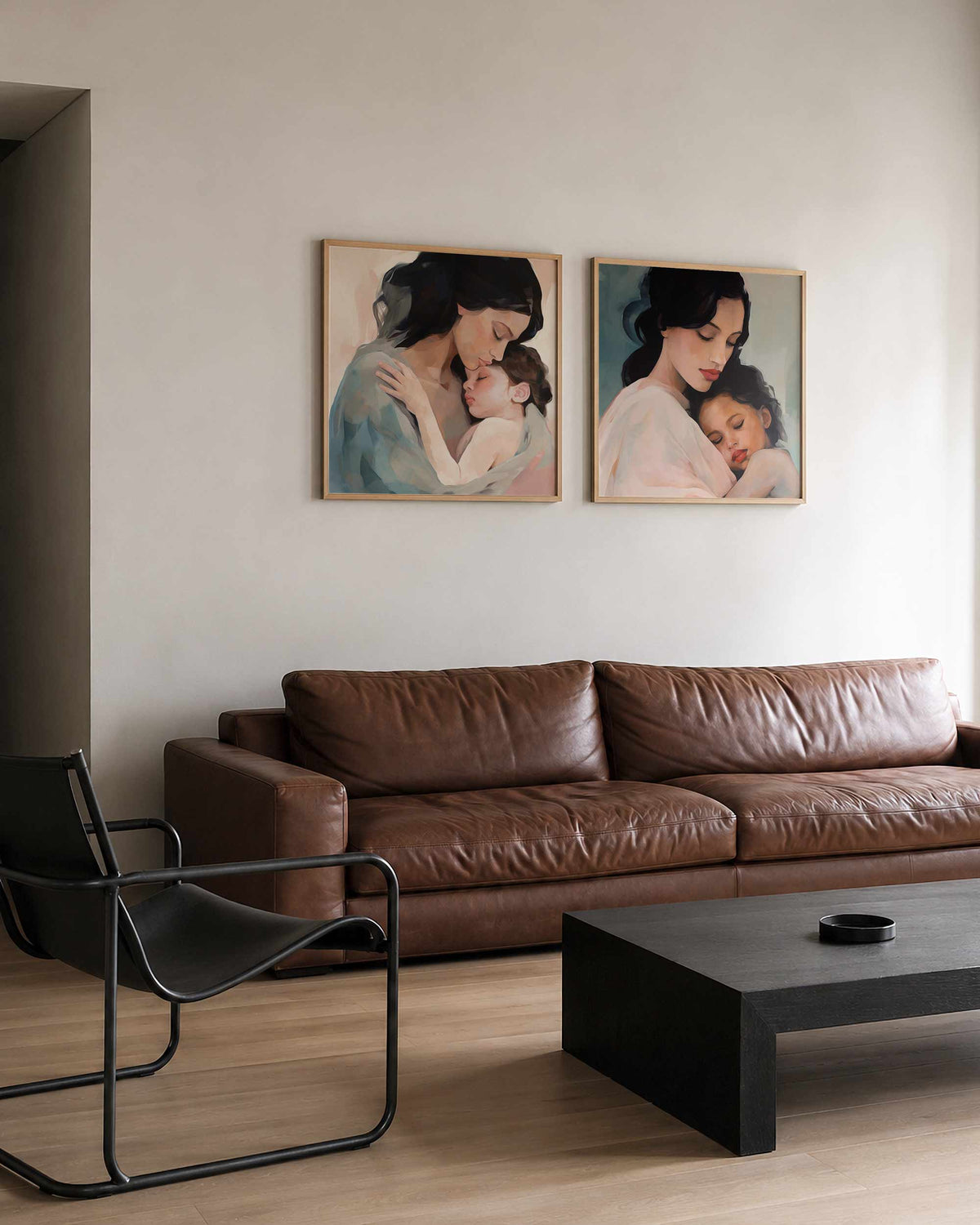 Interieurpresentatie van een tweedelige vierkante posterset met moeder en kind