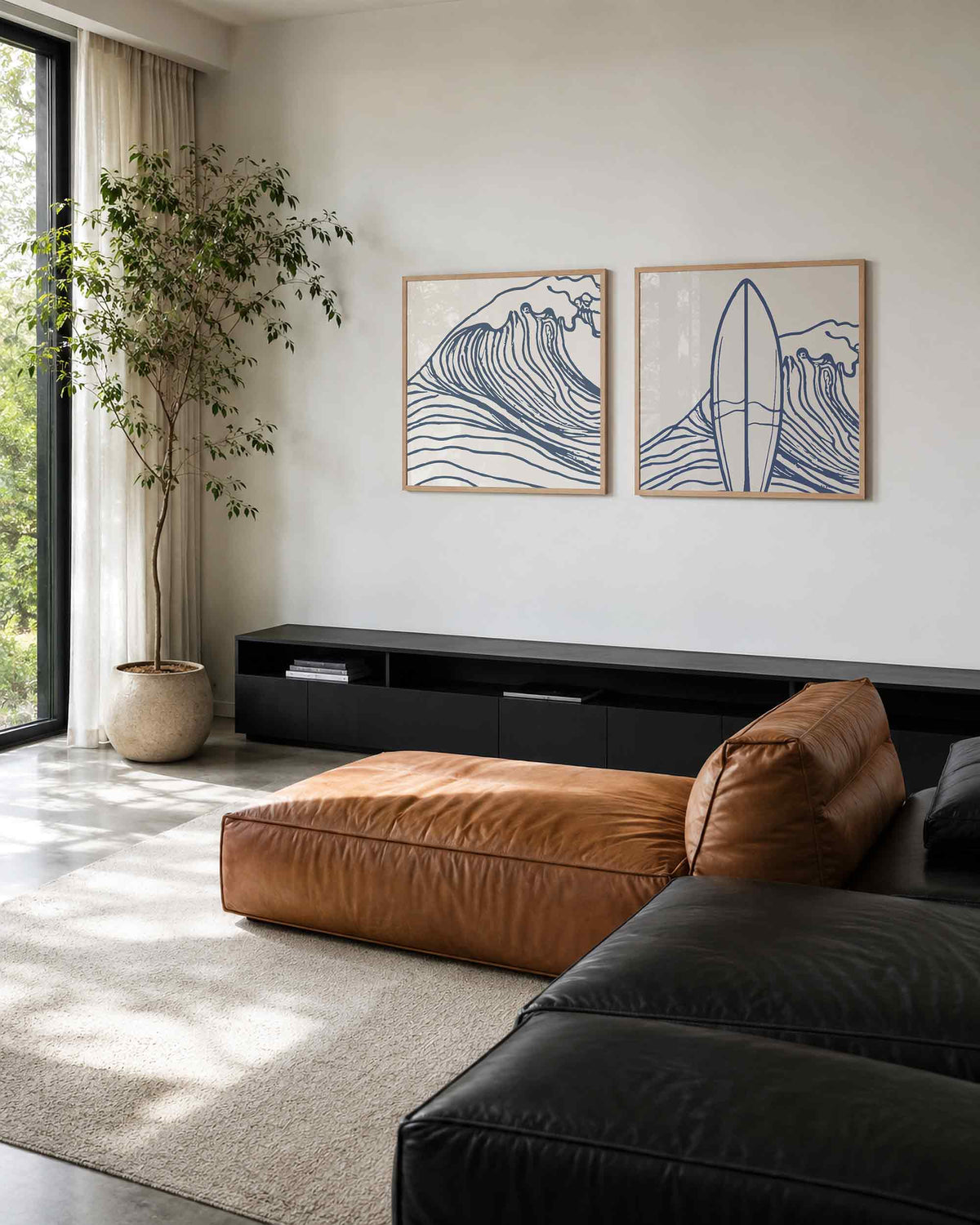 Interieurpresentatie van een tweedelige vierkante posterset met surfgolf