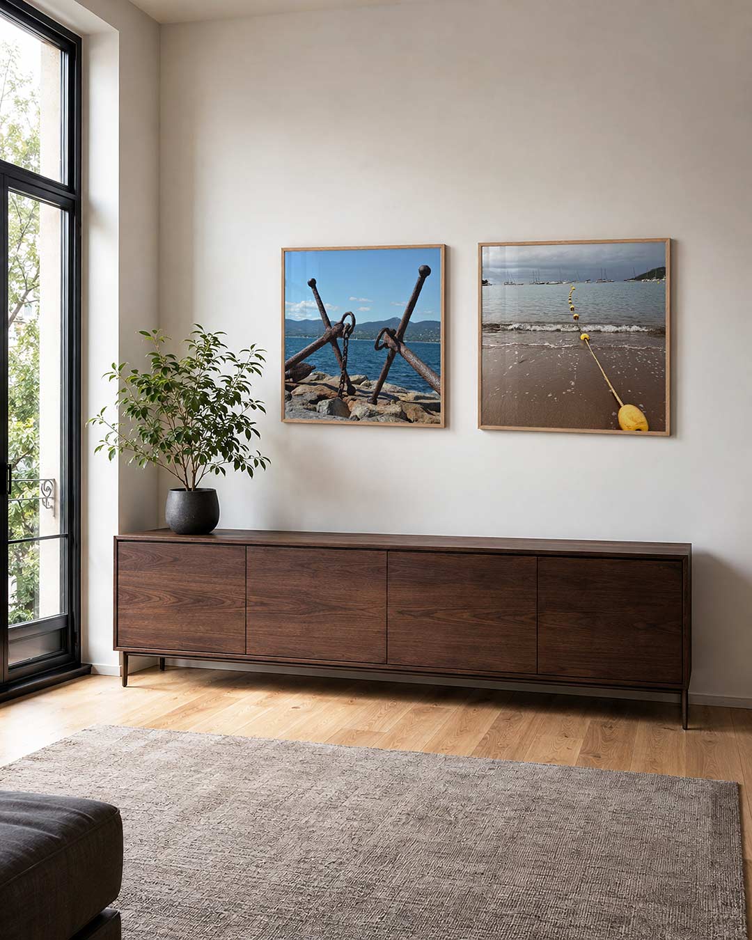 Interieur met vierkant fotografisch tweeluik ankers en gele boeien – Gerald Emming