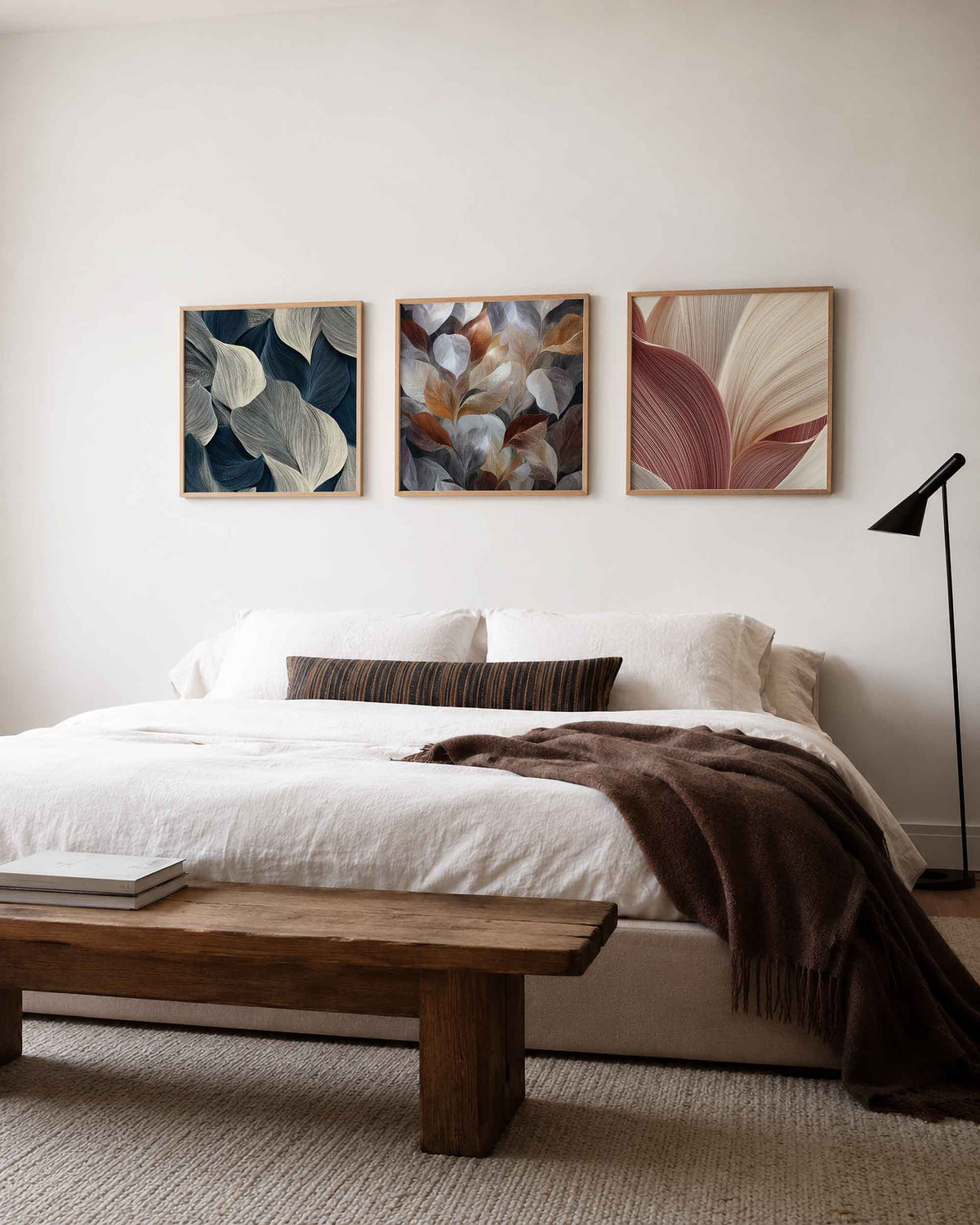 Interieurpresentatie van een driedelige vierkante posterset met abstracte bladvormen