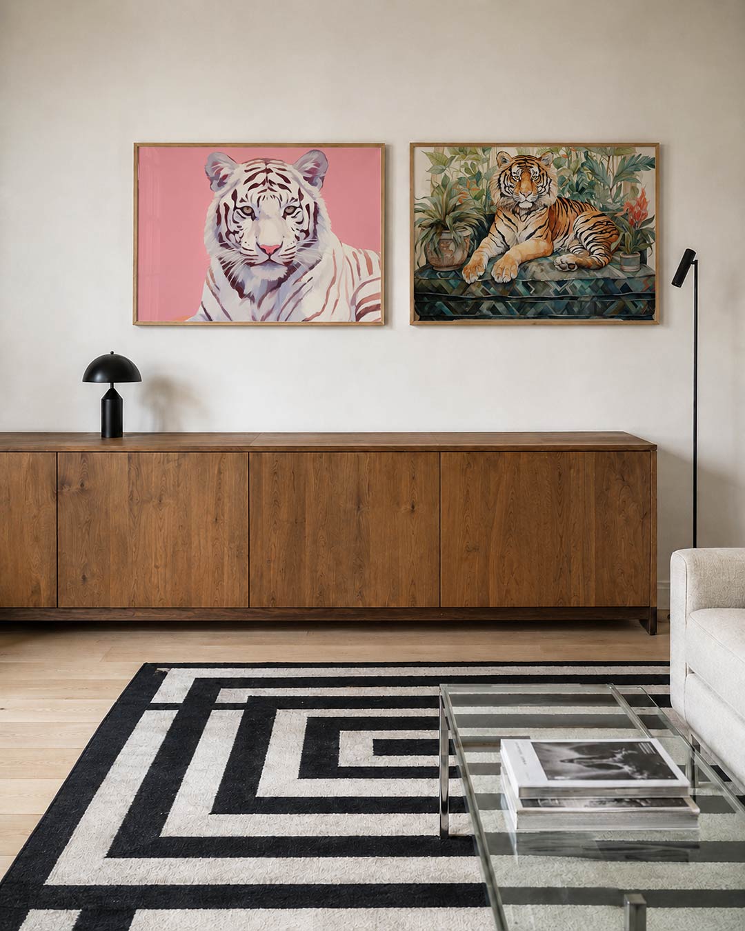 Interieurpresentatie van twee posters met een sierlijke tijger met zachte, vloeiende lijnen tegen een roze achtergrond