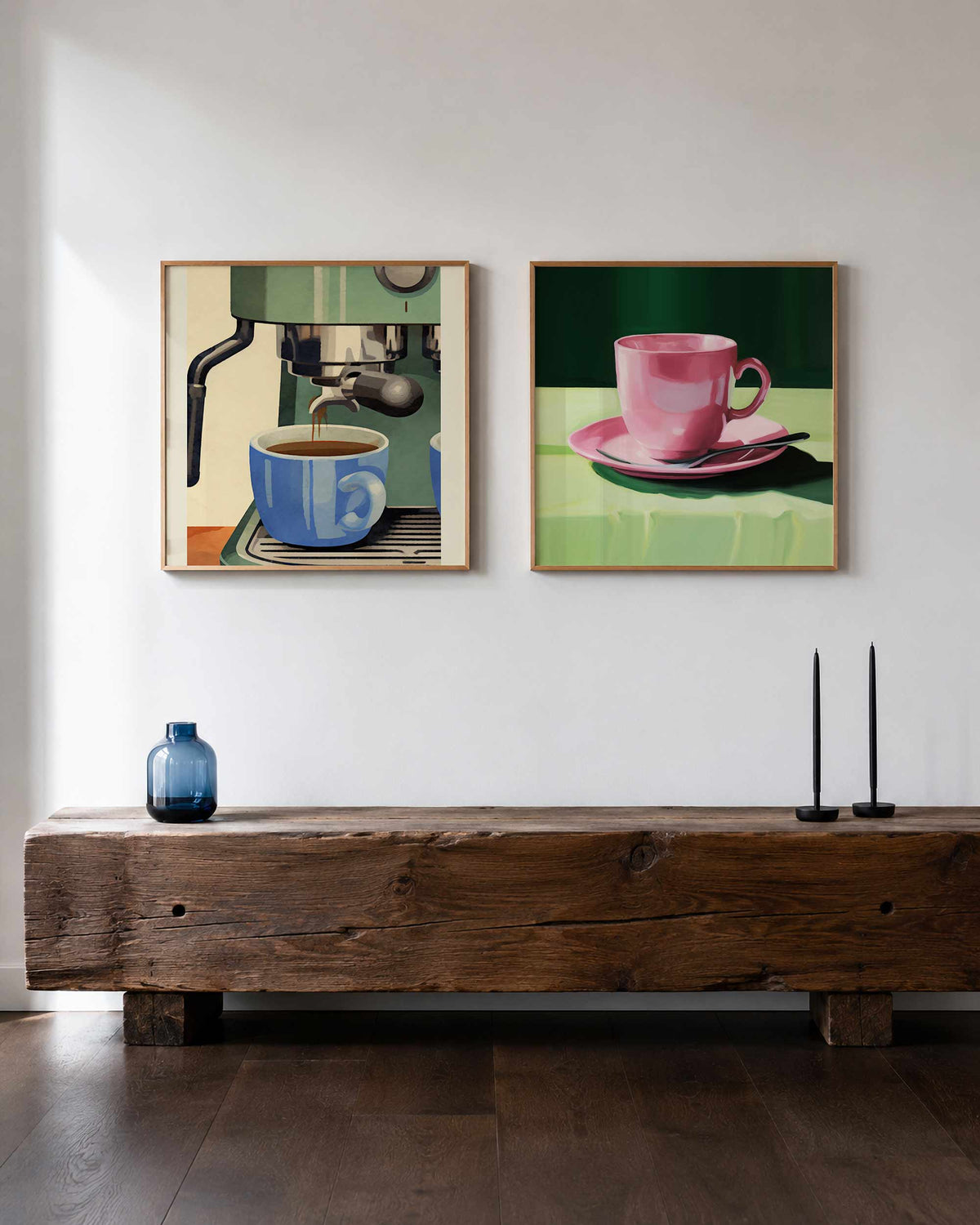 Interieurpresentatie van een tweedelige vierkante posterset met koffiemachine en kopjes