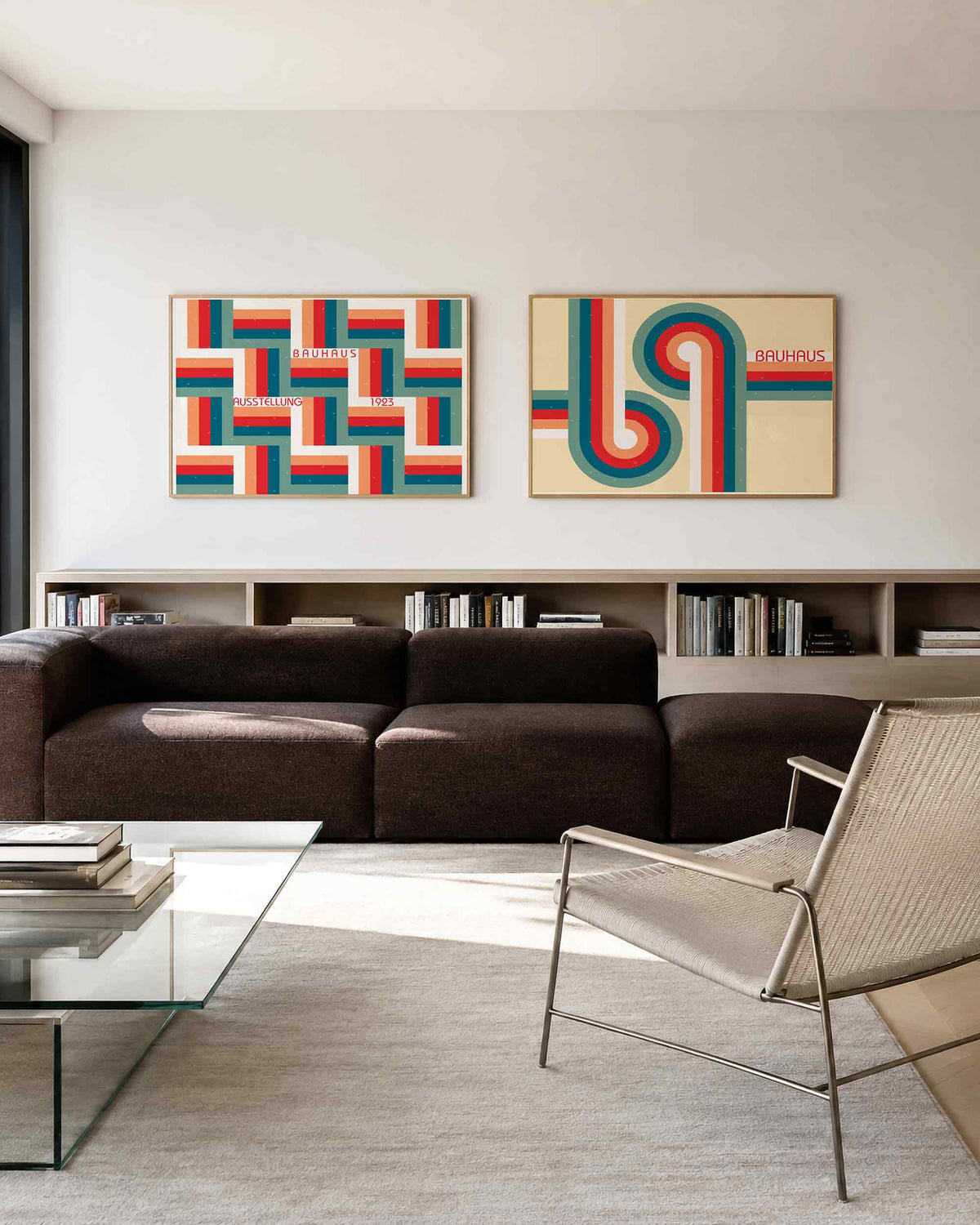 Interieurmockup van tweedelige landscape-posterset met koraalrode lijnen en bogen