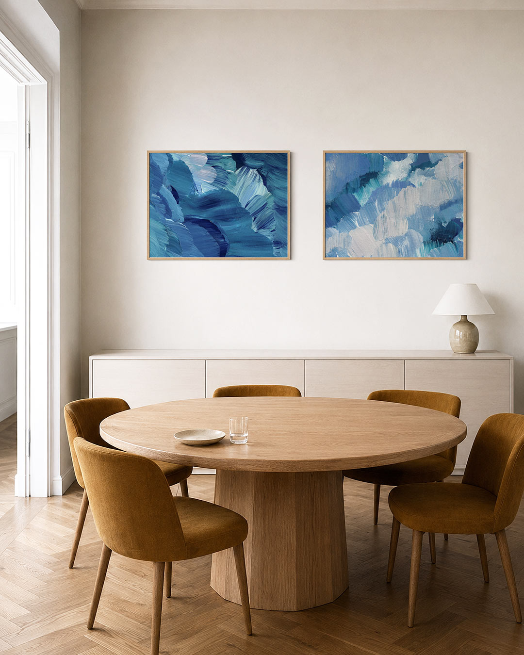 Tweedelige posterset met deze tweedelige posterset heeft blauwe en witte borstelstreken, getoond in een interieur