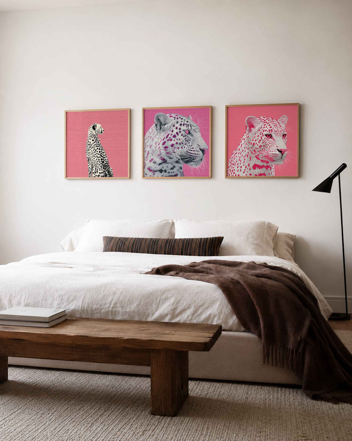 Interieurpresentatie van een driedelige vierkante posterset met grote katten