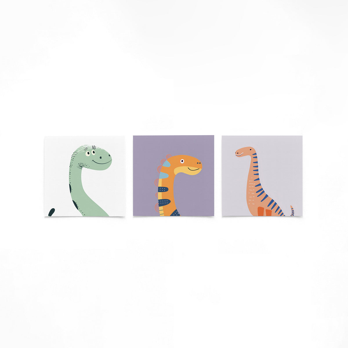 Drie vierkante posters met vrolijke dinosaurus op een gebroken witte achtergrond