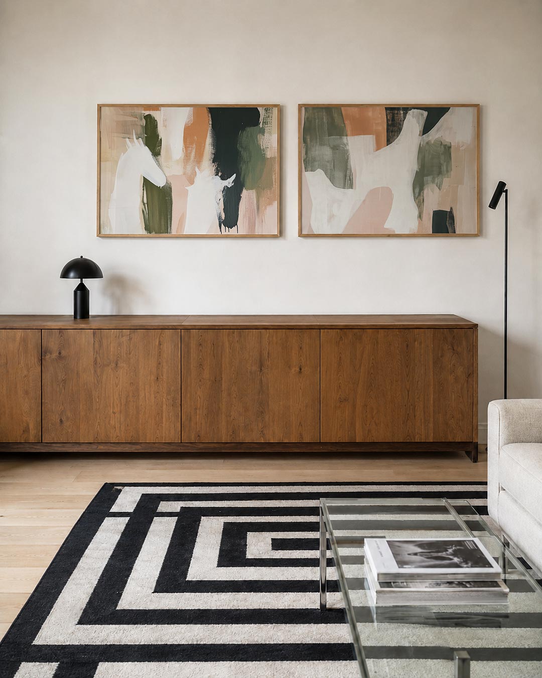 Twee liggende posters met zachte en donkere tinten, aan de muur in een interieur