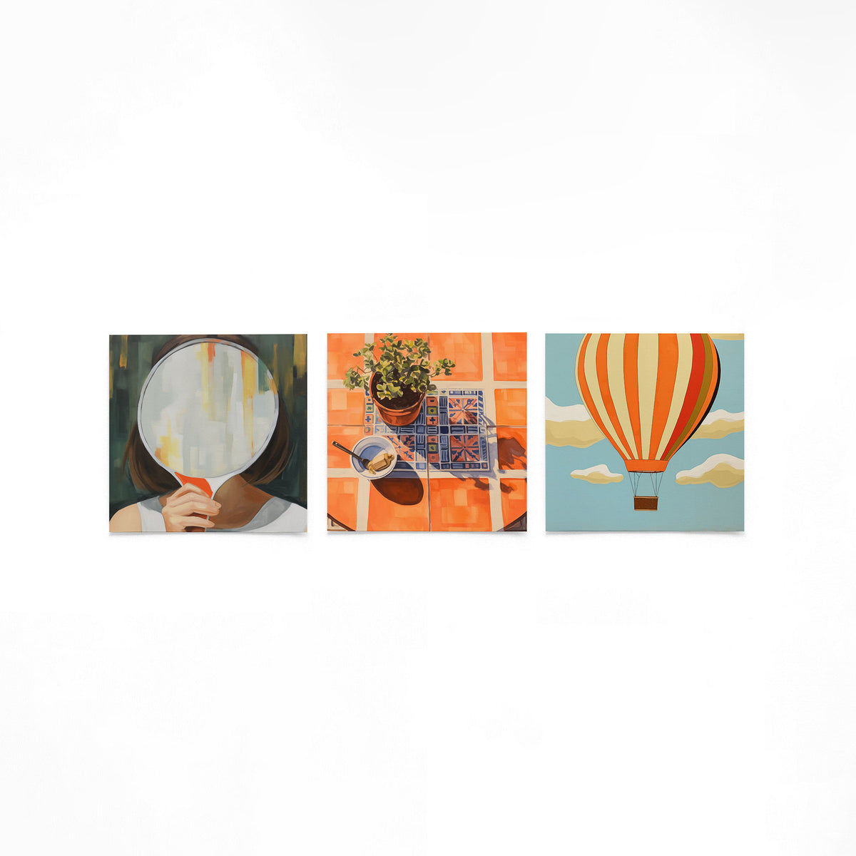 Drie vierkante posters met spiegel plant luchtballon op een gebroken witte achtergrond