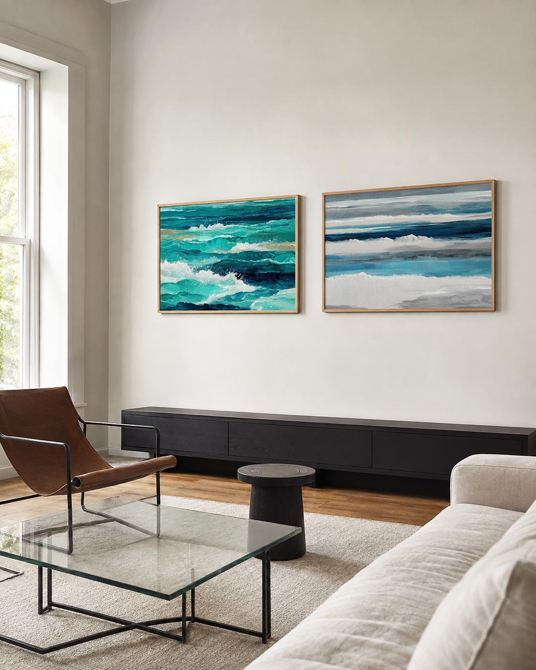 Twee liggende posters met turquoise en witte golven, aan de muur in een interieur