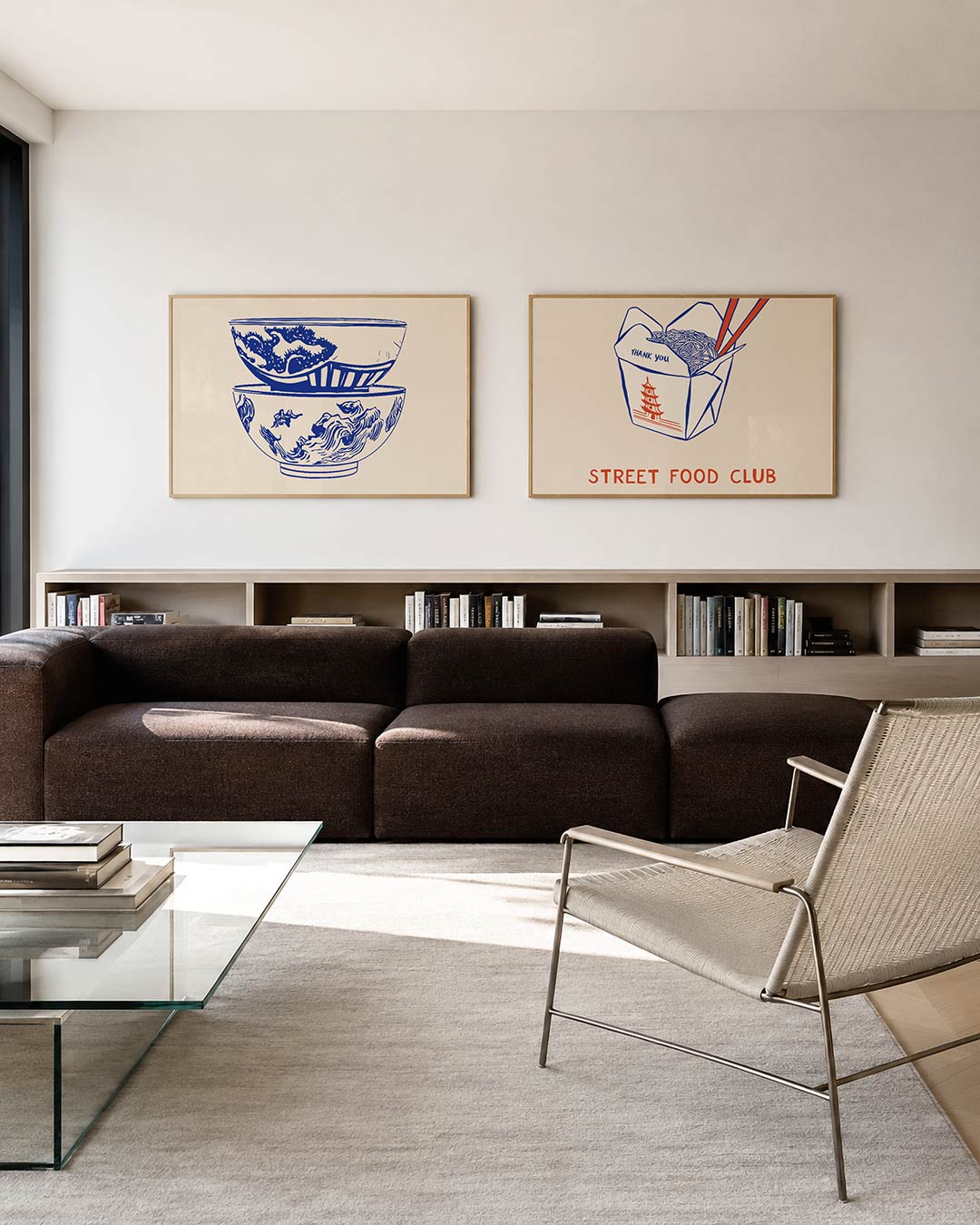 Twee liggende posters met blauwe schalen met gedetailleerde patronen op een lichte achtergrond, aan de muur in een interieur
